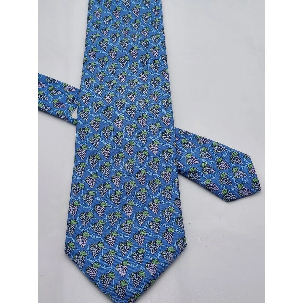 Vineyard Vines Mens Blue Grape Cluster Silk Tie Marthas Vineyard Hand Made USA